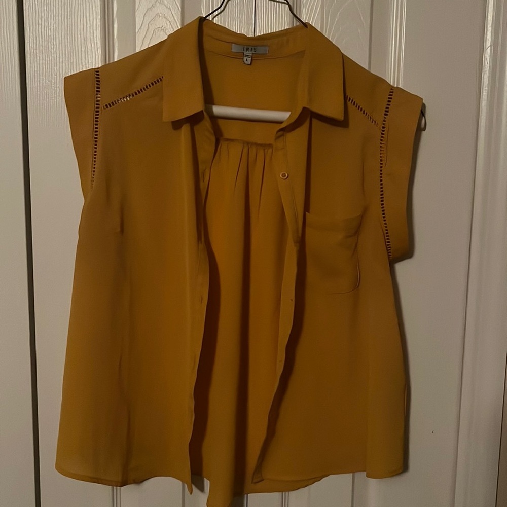 It’s a blouse color is like a mustard yellow very softly worn like new